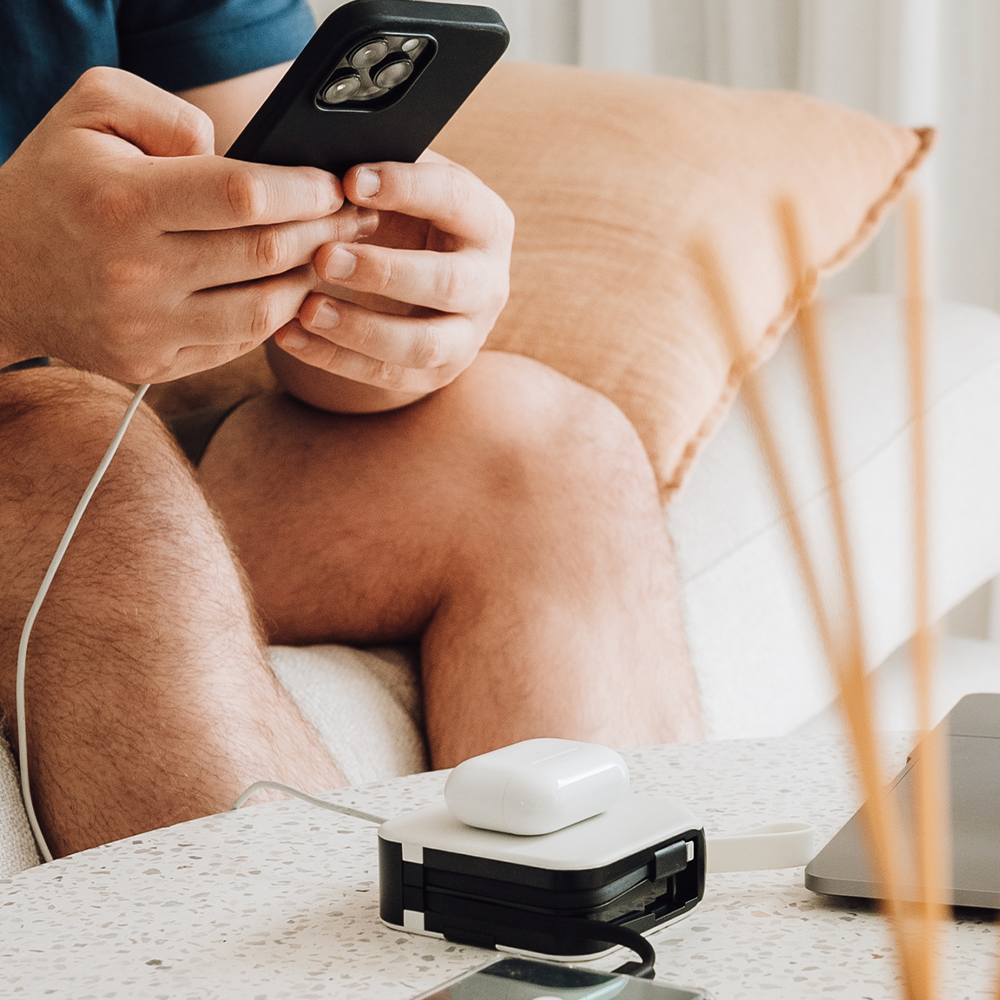 Synapik 5-in-1 Magnetic Wireless Power Bank with Built-in Cable Prongs for Ultimate Charging Solutions